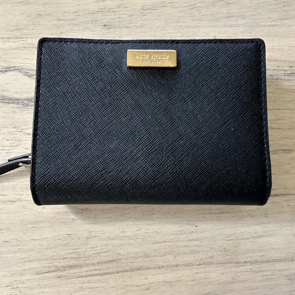kate spade Black Saffiano Leather Zip Wallet with Gold Plaque New W/O tag.